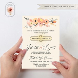 Puede incluir: Una invitaci&oacute;n de boda crema con detalles florales en tonos melocot&oacute;n y crema. La invitaci&oacute;n incluye los nombres de la pareja, la fecha, la hora y el lugar de la ceremonia y la recepci&oacute;n. El texto incluye "Celebraci&oacute;n de boda" y "Templo de San Francisco".
