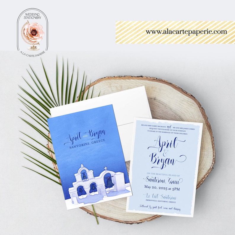 Pode incluir: Um convite de casamento azul e branco com uma ilustra&ccedil;&atilde;o em aquarela de uma igreja branca com detalhes azuis. O convite diz "April & Bryan na bela ilha de Santorini, Gr&eacute;cia 20 de maio de 2025 &agrave;s 17h00 La Lil Santorini Imerovigli Santorini"