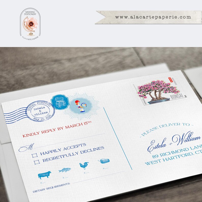 Pu&ograve; includere: Un biglietto RSVP bianco con accenti blu e rossi. Il biglietto presenta un francobollo con un bonsai e il testo "AZALEA BONSAI". Il biglietto include anche una sezione per l'ospite per indicare se parteciper&agrave; al matrimonio, con le opzioni "Accetta con piacere" e "Declina con rammarico". Il biglietto &egrave; indirizzato a Estela e William, con il loro indirizzo elencato di seguito.