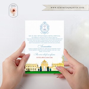 Pu&ograve; includere: Un invito di nozze con un'illustrazione ad acquerello di un palazzo a Sintra, in Portogallo. L'invito include la data, la posizione e il sito web per ulteriori informazioni. Il testo recita: "May 25, 2026 | Seteais Palace, Sintra, Portugal. Rua Barbosa du Bocage 8, 270-57 Sintra, Portugal. Visita il nostro sito web per ulteriori informazioni. EstelaWilliam.com"