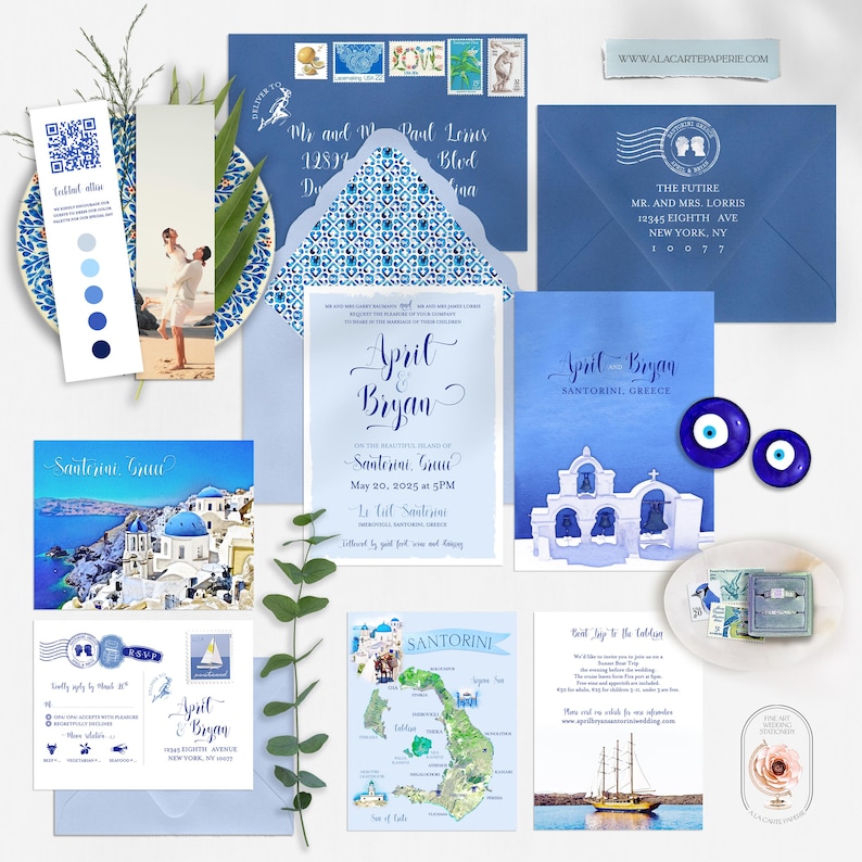 Pode incluir: Conjunto de convites de casamento em um esquema de cores azul e branco com uma ilustra&ccedil;&atilde;o em aquarela de uma igreja grega e o texto "April & Bryan Santorini, Gr&eacute;cia".