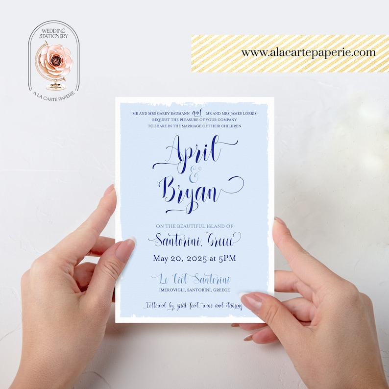 Pode incluir: Convite de casamento com fundo azul aquarela. O convite anuncia o casamento de April e Bryan na ilha de Santorini, Gr&eacute;cia, em 20 de maio de 2025 &agrave;s 17h. O convite inclui o texto "Le Ciel Santorini" e "Seguido de boa comida, vinho e dan&ccedil;a."