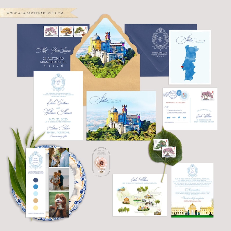 Pu&ograve; includere: Un set di inviti di nozze con un'illustrazione ad acquerello del Palazzo Nazionale di Pena a Sintra, in Portogallo. L'invito presenta uno schema di colori blu e bianco con uno stemma e il testo "Estela Cristine & William Thomas" e "May 25, 2026".