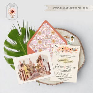 Puede incluir: Juego de papeler&iacute;a de boda con una escena callejera en acuarela, invitaci&oacute;n y sobre estampado. La invitaci&oacute;n incluye detalles florales y los nombres "Juliet & Laurent". La direcci&oacute;n del sitio web "www.alacartepaperie.com" es visible.