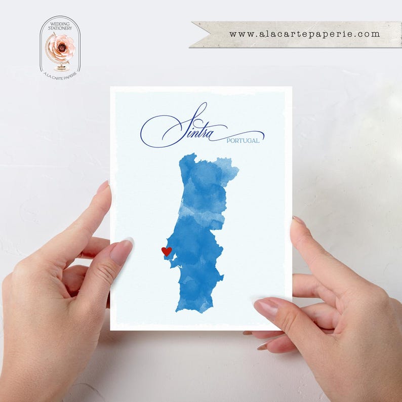 Pu&ograve; includere: Un'illustrazione ad acquerello del Portogallo con un cuore rosso che segna la posizione di Sintra. Il testo "Sintra, Portogallo" &egrave; scritto in corsivo blu.