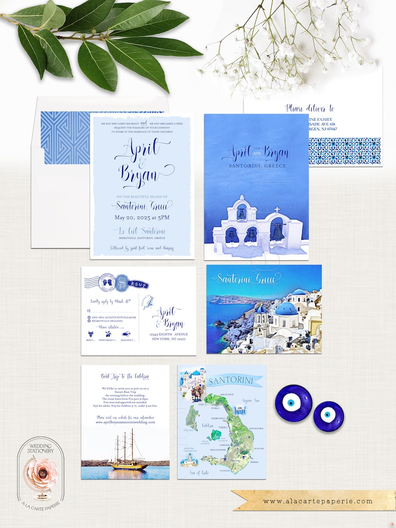 Pode incluir: Conjunto de convites de casamento com um design de aquarela azul e branco que apresenta uma igreja na ilha de Santorini, Gr&eacute;cia. O convite inclui detalhes sobre a cerim&ocirc;nia de casamento, a recep&ccedil;&atilde;o e as informa&ccedil;&otilde;es de RSVP. O conjunto tamb&eacute;m inclui um mapa de Santorini, um barco e um amuleto azul de olho turco.