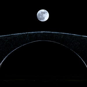 Lámina con la luna sobre el puente Packhorse, cielo nocturno melancólico, arte celestial estilo cottagecore oscuro (descarga digital) imagen 4