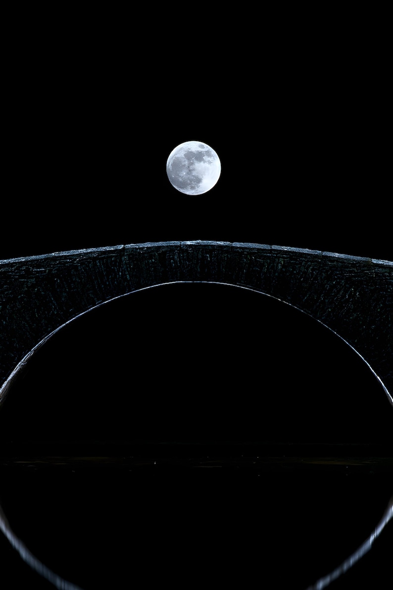 Lámina con la luna sobre el puente Packhorse, cielo nocturno melancólico, arte celestial estilo cottagecore oscuro (descarga digital) imagen 4