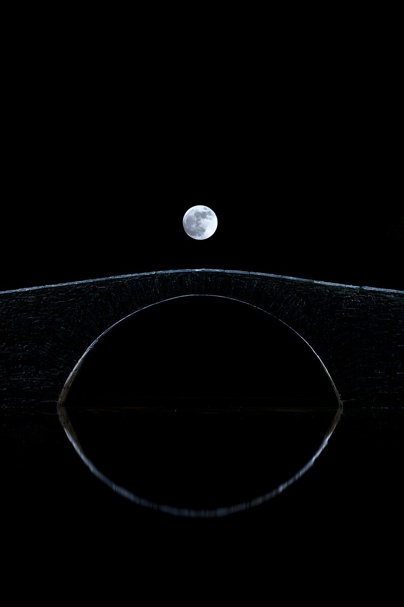 Lámina con la luna sobre el puente Packhorse, cielo nocturno melancólico, arte celestial estilo cottagecore oscuro (descarga digital) imagen 12