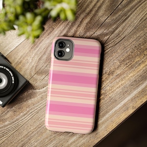 Custodia per telefono a righe rosa: guscio in policarbonato resistente agli urti, rivestimento interno in TPU.