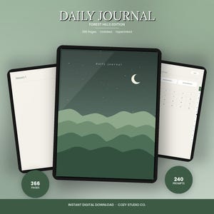 Puede incluir: Un diario digital titulado Forest Hills Edition con 366 páginas, 240 avisos y navegación con hipervínculos. La portada muestra un cielo nocturno verde oscuro con una luna creciente y estrellas sobre colinas verdes en capas, con páginas interiores de calendario.
