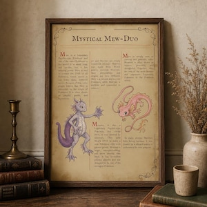 Op de afbeelding: Een ingelijste poster getiteld Mystical Mew-Duo met beschrijvende tekst en illustraties van twee wezens. Het ene wezen is paars met een stekelige staart en het andere is roze met een lange, slanke staart. De poster heeft een vintage perkament-achtergrond.