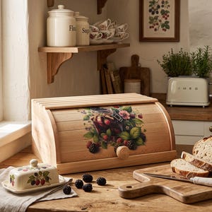 Brotkasten aus Holz mit Rolldeckel – Handgefertigter Brotkasten aus Buchenholz mit floralem Brombeermarmeladen-Motiv