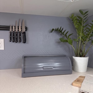 Gran caja de pan rústica gris de madera con tapa enrollable, organizador de cocina y encimera estilo granja.