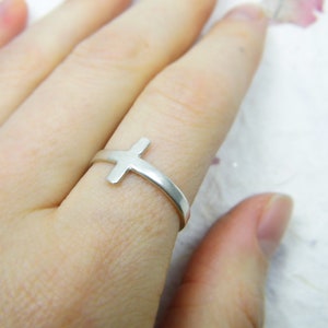 Kreuz-Ring aus Sterlingsilber. Kreuz-Symbol-Schmuck. Christentum-Ring. Christentum-Schmuck. Ring mit Kreuzsymbol. Jesus-Ring