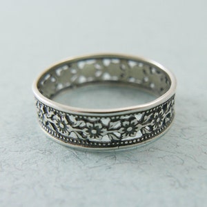Silver ring. Floral silver band. Elegant trendy silverd boho ring. Dainty silver ring. Floral ring. Flower jewelry. silver jewelry. gift