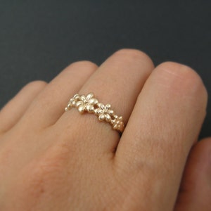 Runder Ring. Flora Gold Ring. zierlicher Roségoldring, Trendschmuck, Goldschmuck, Blumenring, Geschenk für Sie, Geburtstagsgeschenk. Brautjungfer Geschenk