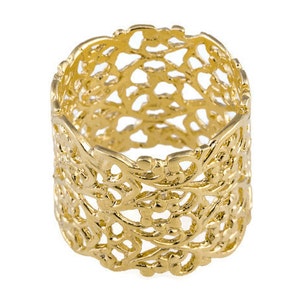 Anillo de encaje dorado. Anillo de encaje. Anillo ancho de oro. Anillo ancho. Anillo ancho de encaje. Anillo de oro. Anillo de filigrana. Anillo de filigrana de oro. Anillo de oro texturizado.