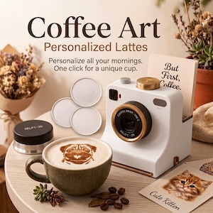 Op de afbeelding: Een witte koffieprinter in de vorm van een camera met gouden accenten, gelabeld Coffee Print VIO 2, naast een groene mok met mopshond latte art, drie witte ronde schijven, een zwarte deksel met RELIFE-3D en een kaartje met But First, Coffee.