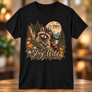 Camiseta unisex de algodón grueso con estampado de mapache "Stay Wild".