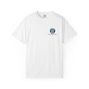 Op de afbeelding: Een wit T-shirt met korte mouwen en een klein logo op de linkerborst. Het logo bestaat uit een donkerblauwe cirkel met daarin het silhouet van een lichtblauw paardenhoofd, met de tekst VR EQUINE in donkerblauwe hoofdletters eronder.