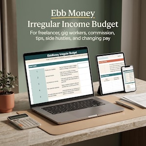 Op de afbeelding: Een digitale budgetplanner genaamd Ebb Money Irregular Income Budget weergegeven op een laptop, tablet en smartphone. Het scherm toont een gids in vijf stappen voor freelancers, inclusief het bijhouden van inkomsten en het plannen van uitgaven.