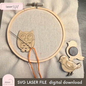 Pode incluir: Um bastidor de bordado com uma coruja de madeira e fio laranja. Dois recortes de pássaros de madeira estão ao lado do bastidor. O texto "laser tested" e "SVG LASER FILE digital download" são visíveis.