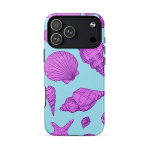 Può includere: Una custodia per smartphone azzurra con un motivo ripetuto di conchiglie viola e una stella marina. Il design presenta varie forme di conchiglie con dettagli a linee su uno sfondo azzurro uniforme, con un modulo fotocamera nero.