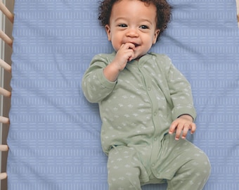 Lenzuolo per culla in jersey di jersey con motivo a croce di Sant'Andrea, colore azzurro cielo – Biancheria da letto moderna e geometrica per la cameretta dei bambini