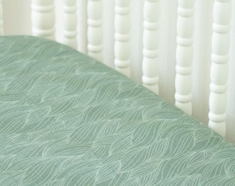 Prześcieradło do łóżeczka w kolorze szałwiowej zieleni | Bawełna organiczna | Pościel do pokoju dziecięcego z nadrukiem botanicznym | Prezent na baby shower | Beanstalk