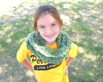 Green Infinity Scarf, Green Cowl, Neckwarmer Scarf, Autumn Fashion Scarf, Green Circular Scarf, Crochet Cowl Scarf, Sage Green Cowl,