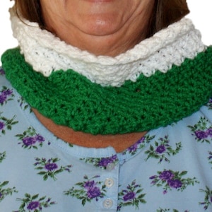 Crochet Cowl. Infinity Neckwarmer, Winter Fashion Scarf, Winter Scarf, Green Cowl Scarf, Winter Cowl, Green Circular Scarf, Christmas Cowl