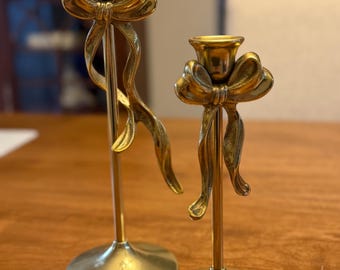 ヴィンテージスタイルのアンソロポロジー ゴールドリボン テーパーキャンドルホルダー - 真鍮風アルミ製テーパーキャンドルホルダー2個セット、ホリデーテーブルD