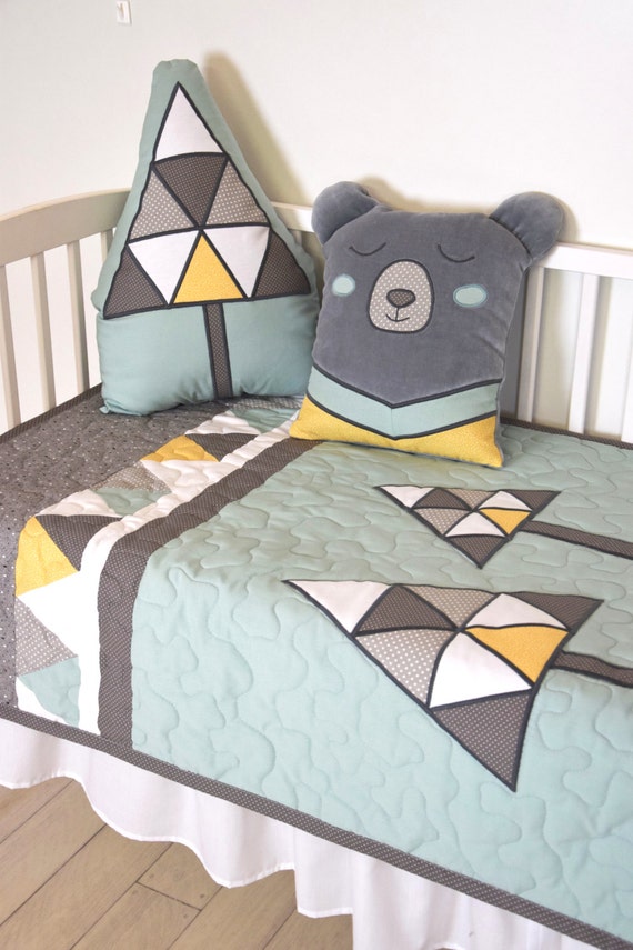 grizzly bear blanket ,  boy baby blanket, crib quilt, bear quilt, bear crib bedding, woodland nursery bedding