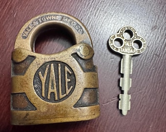 Mini candado Yale con llave funcional.