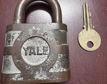 Cerradura Yale N.K.P. con llave funcional (años 20)