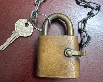 Candado WB con cadena y llave funcional.