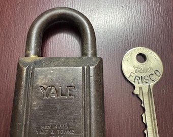 Cerradura Yale (fabricada para Frisco) con llave funcional.