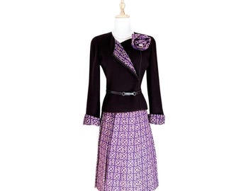 Conjunto de traje de tweed y cachemir de Chanel con cinturón y broche, talla 36.