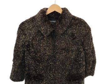 Chaqueta con cremallera de piel de conejo CHANEL 05A, forro de camelia, placa CC, talla 38
