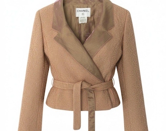 Chaqueta corta de tweed CHANEL 99P con lazo en la cintura P13314W02507 Talla 38 Beige