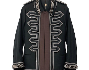 Chaqueta Napoleón Húsar con cadena y tachuelas de GUCCI, colección Otoño/Invierno 2008, talla 44.