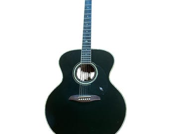 Rarissima chitarra acustica K.yairi, prodotta nel 1997, di colore nero.