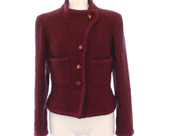 Chaqueta tipo blazer de tweed de Chanel, color rojo, talla 36.