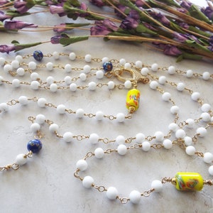 Halskette Super Long 54&quot; Vintage Milchglas und Japan Millefiori Glasperle und Messing Kette Halskette mit großem Strass Karabiner Verschluss