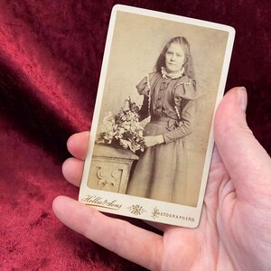 Antique vintage Victorian Edwardian late 1800s early 1900s CDV photo cabinet card of lady carte de visite ephemera curio photograph