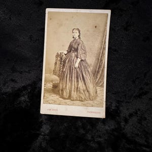 Antique vintage Victorian Edwardian late 1800s early 1900s CDV photo cabinet card of lady carte de visite ephemera curio photograph