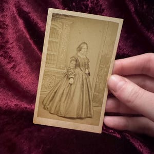 Antique vintage Victorian Edwardian late 1800s early 1900s CDV photo cabinet card of lady carte de visite ephemera curio photograph