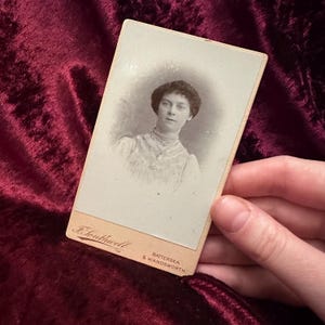 Antique vintage Victorian Edwardian late 1800s early 1900s CDV photo cabinet card of lady carte de visite ephemera curio photograph