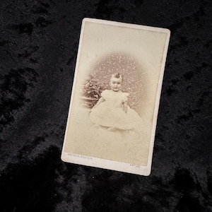 Antique vintage Victorian Edwardian late 1800s early 1900s CDV photo cabinet card of a baby carte de visite ephemera curio photograph
